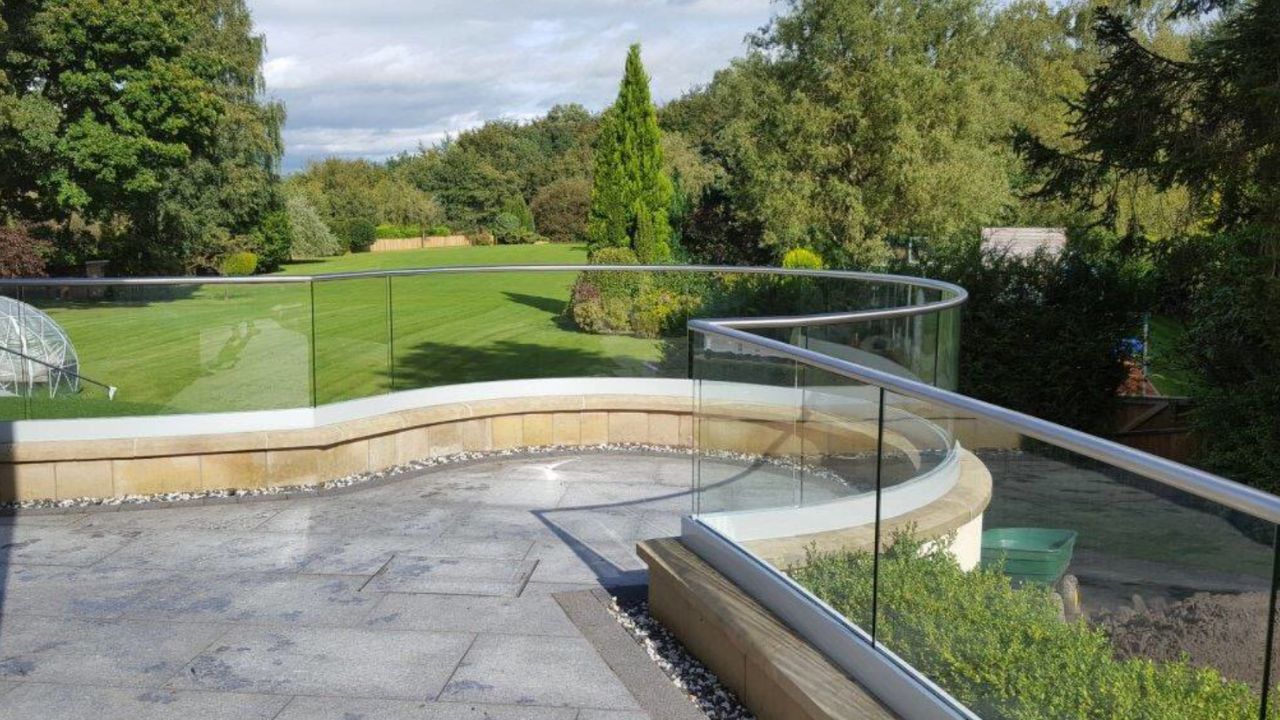 Outdoor curved glass balustrade